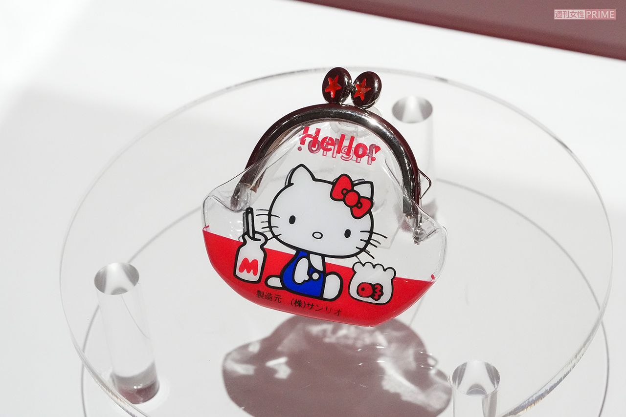 なつかしのグッズも多数展示。中には、ハローキティ第１号商品「プチパース」も（撮影／伊藤和幸）（C）2026 SANRIO CO., LTD. APPROVAL NO. SP660009