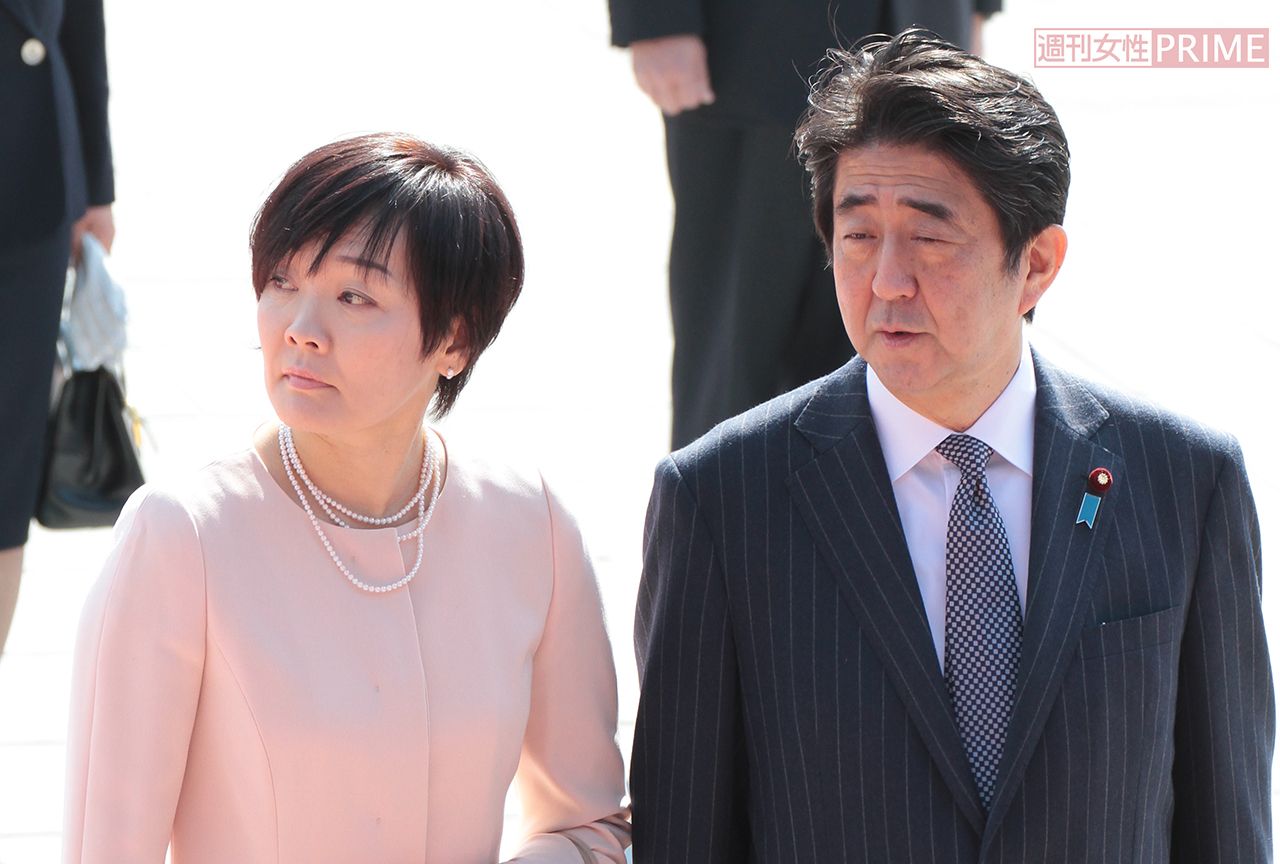 妻の“奔放”な行動に振り回される安倍首相。それでも離れないのは“惚れた弱み”！?