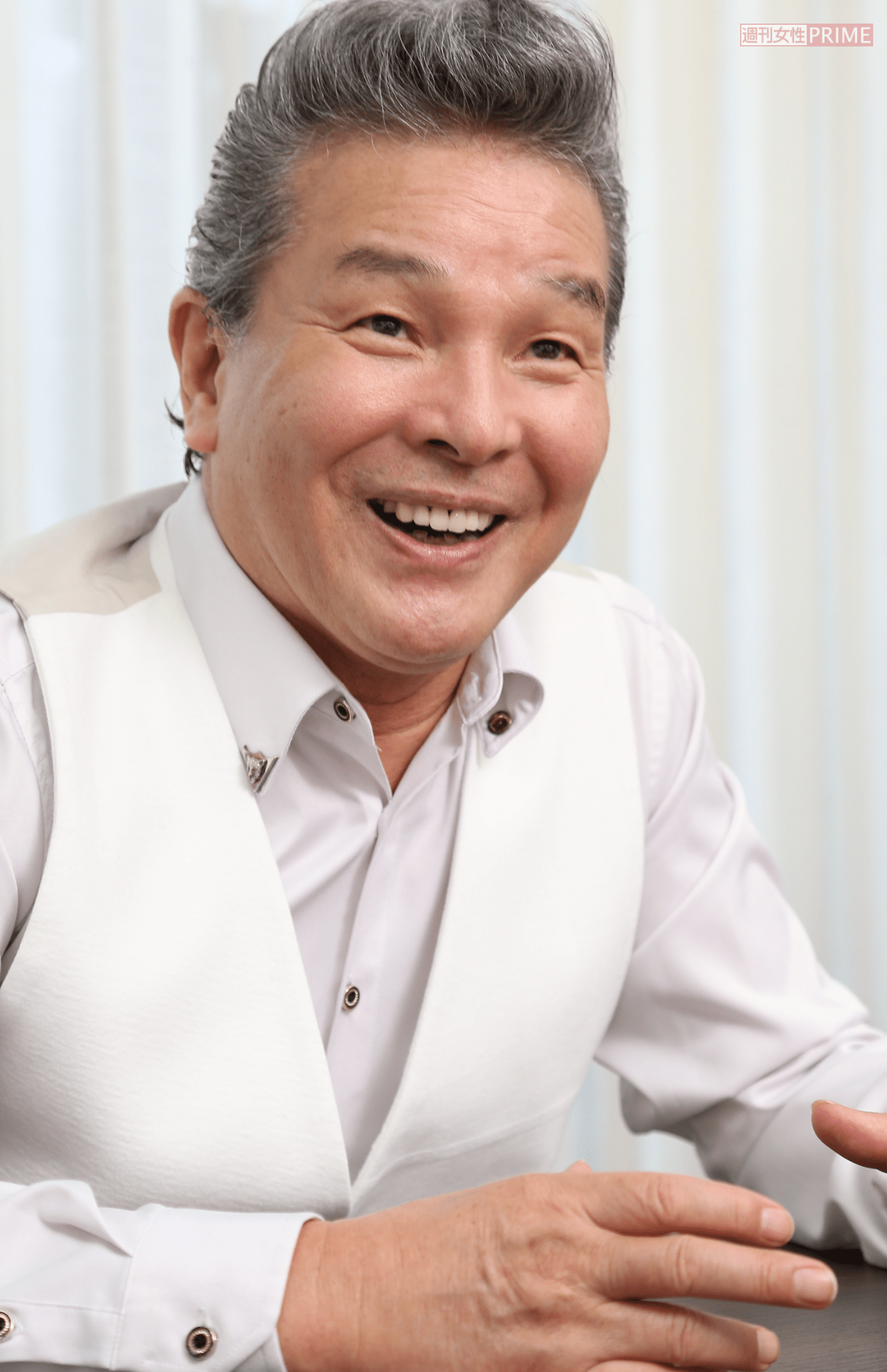 ダジャレや冗談を交えながらの話術は、インタビュー中でも周囲を盛り上げる