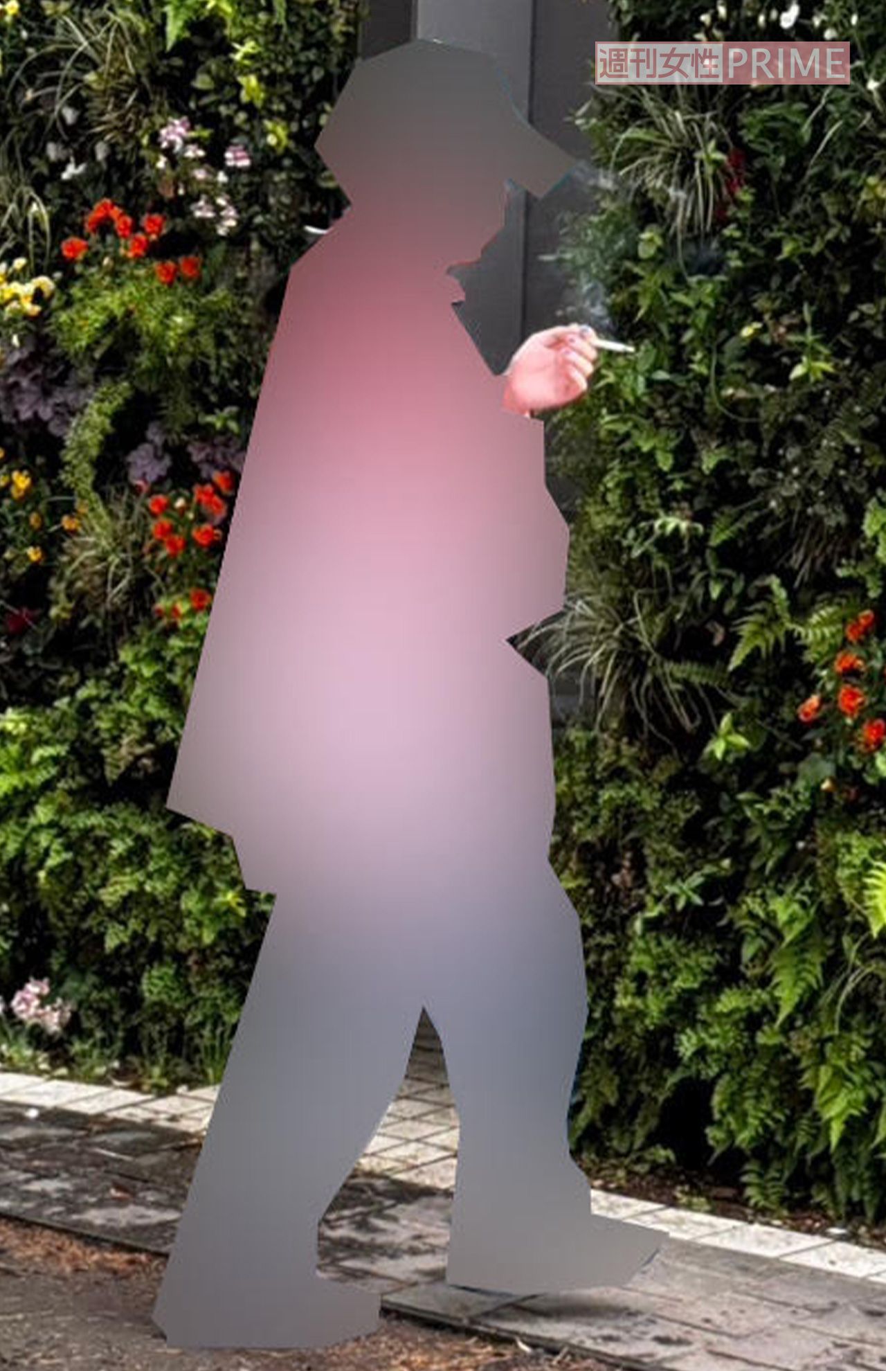 『年下童貞くんに翻弄されてます』撮影が行われる中で喫煙するスタッフ（目撃者提供）