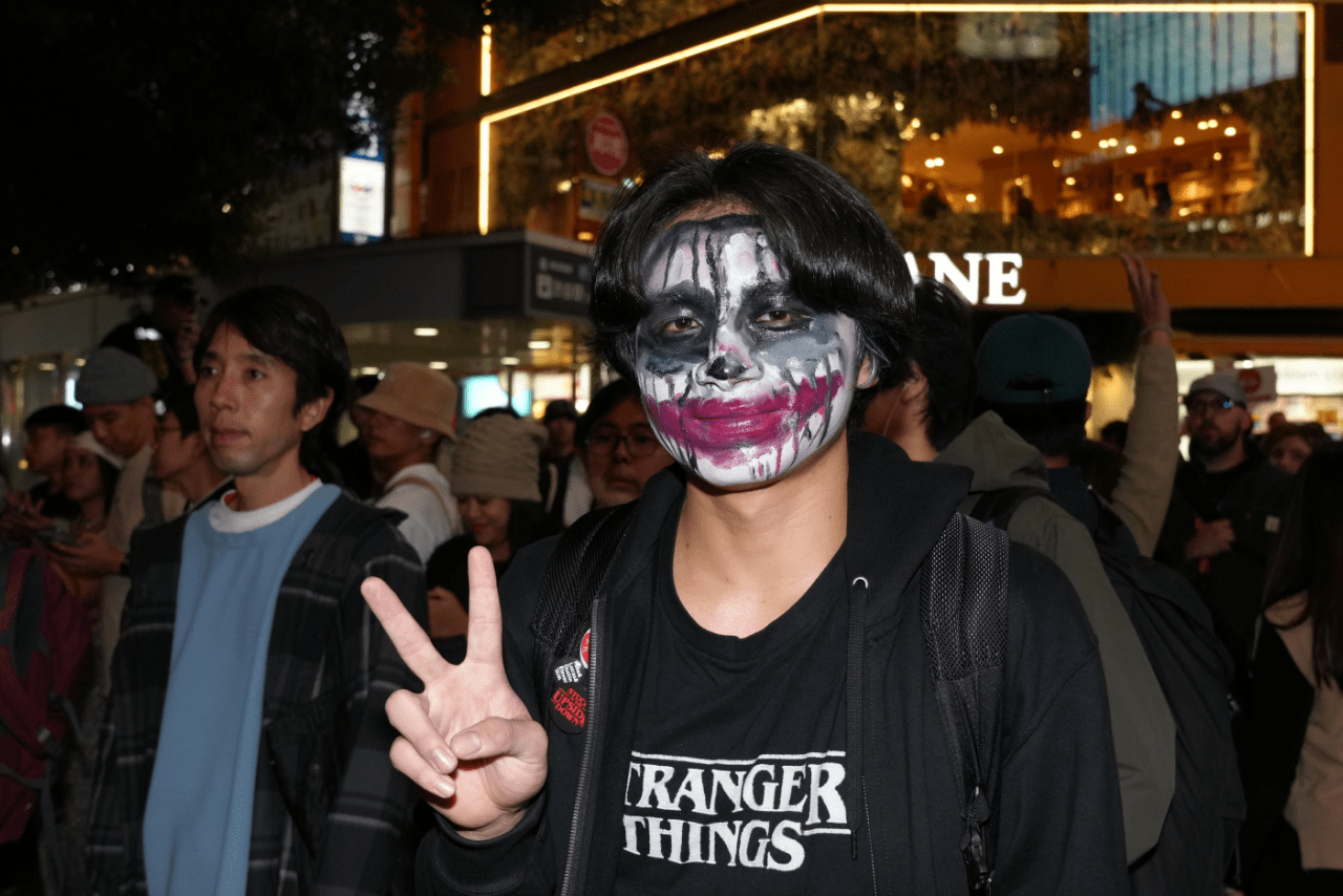 現在公開中の映画『ジョーカー』にちなんだコスプレをする男性