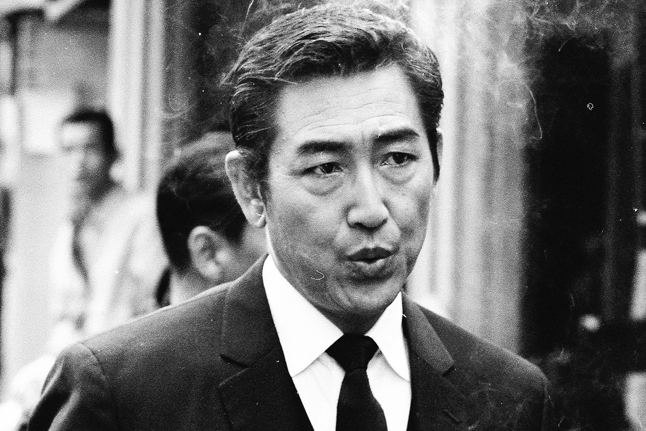 1950年代のアイドル的存在だった鶴田浩二さんへの襲撃は日本中に衝撃を与えた
