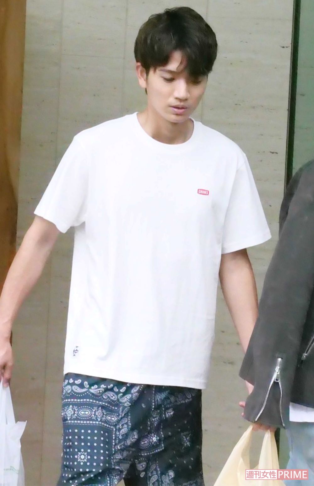 上下合わせて1万円未満のプチプラコーデを着こなす高地優吾。田中樹と談笑する場面もあった