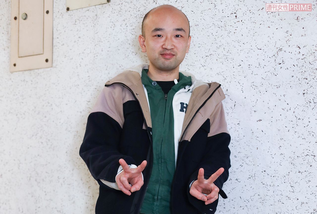 お茶目にピースを決める山崎俊太郎さん