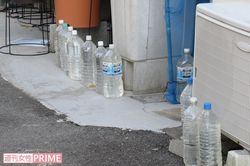 通行を妨害するために使われていたペットボトル