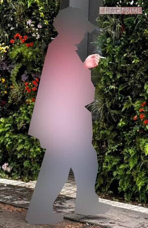 『年下童貞くんに翻弄されてます』撮影が行われる中で喫煙するスタッフ（目撃者提供）