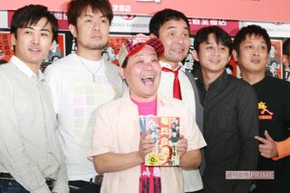 『竜兵会』のメンバー。写真左から劇団ひとり、土田晃之、上島竜兵さん、肥後克広、有吉弘行、安田和博（2009年）