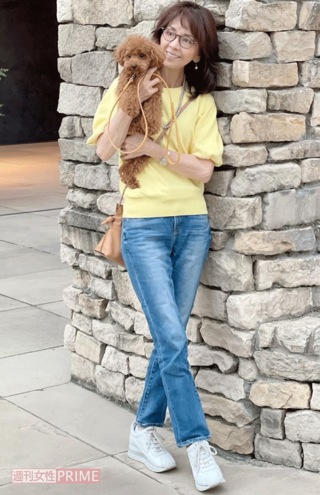 カジュアルなデニムスタイルも明るい黄色のトップスで華やかさをプラスできる（撮影／伊藤和幸）