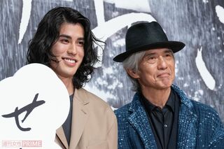 佐藤浩市（62）＆寛一郎（26）　初共演映画の試写会でのワンシーン。「俺、今日は変な笑顔になっちゃうよ」と佐藤