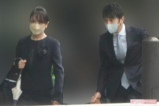 名門私立小学校の入学式にやってきたゆず・北川悠仁・高島彩夫妻