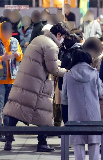 2023年1月、映画『シティーハンター』ロケで、エキストラにカイロを配る鈴木亮平