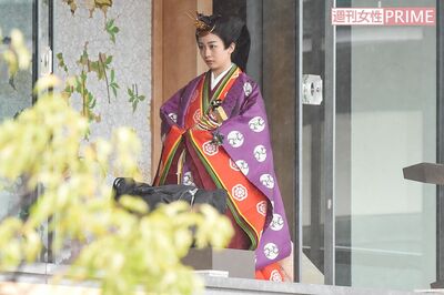 即位の礼（'19年10月）では十二単をお召しになられた佳子さま。秋篠宮さまをはじめご家族も平安絵巻のような装束でご臨席された