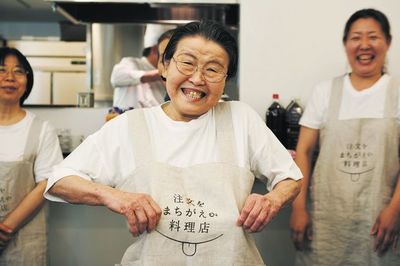 注文した料理が間違われても、怒らず「まぁいいか」と笑える世界がここにはある