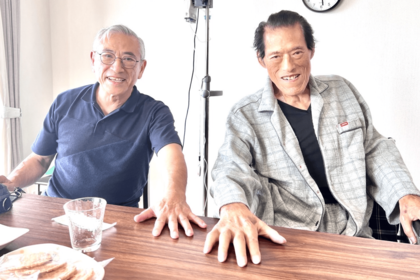2022年8月、療養先にて。他界する2か月半前のアントニオ猪木氏（右）と啓介さん