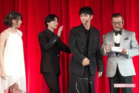 千葉真一さんの芸能生活60周年記念祝賀会にて。左から真瀬樹里、新田真剣佑、眞栄田郷敦、故・千葉真一さん