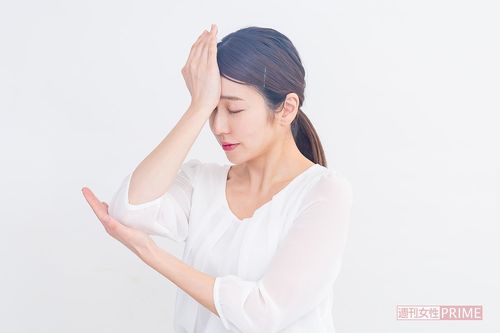 (2)片手でひじを支え、眼窩を押し広げる……ひじを片手（または机など）で支え、眼窩を上へと押し上げる。1つの動作につき、1日1分程度を目安に。《POINT》右側が終わったら、左側の眼窩も同じように行おう。ひじを机などにつけて行ってもOK！