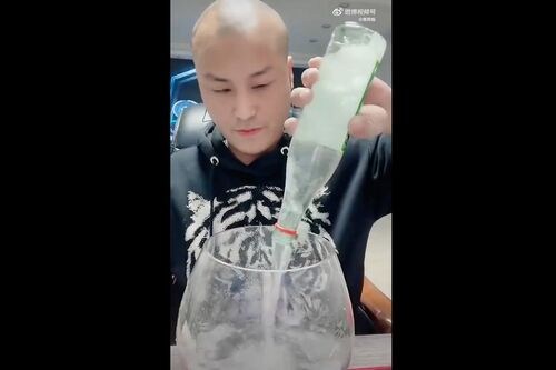 中国版TikTok『抖音』の生配信でアルコールを過剰摂取し、死亡した三千哥（サンチェングア）さん