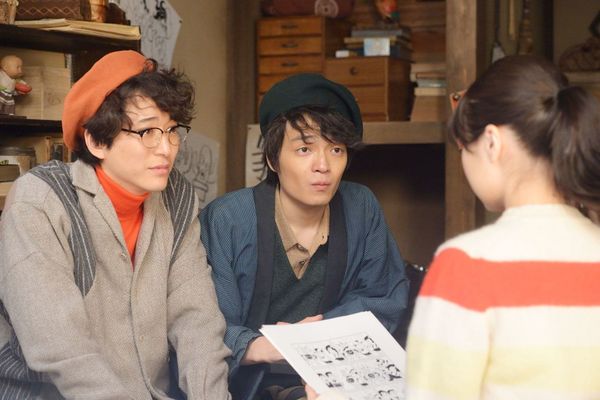 坪内祐二（浅香航大・写真左）と新田啓輔（岡山天音・写真中央）。(c)NHK