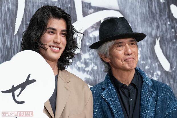 佐藤浩市（62）＆寛一郎（26）　初共演映画の試写会でのワンシーン。「俺、今日は変な笑顔になっちゃうよ」と佐藤（撮影／週刊女性PRIME写真班）