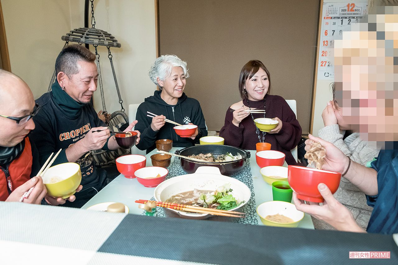 仕事を終えた社員たちが集まる夕食。何か悩みを抱えていないか、社員ひとりひとりの様子に廣瀬社長が目を配る大切な時間　撮影／伊藤和幸