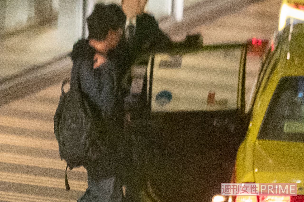 タクシーに乗り込むスピードワゴン小沢一敬（'19年）