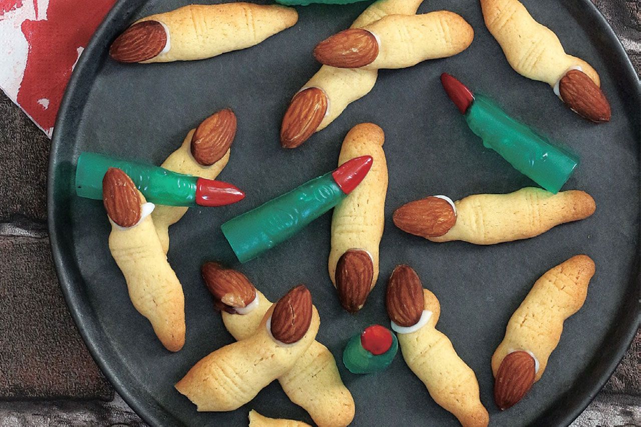 こちらはプレーンのクッキー生地で作ったもの。アーモンドを爪に見立て、アイシングで接着。サイズがふぞろいなぐらいがキモ可愛い！　『可愛くって ホラーで 美味しい！　キモめし』より