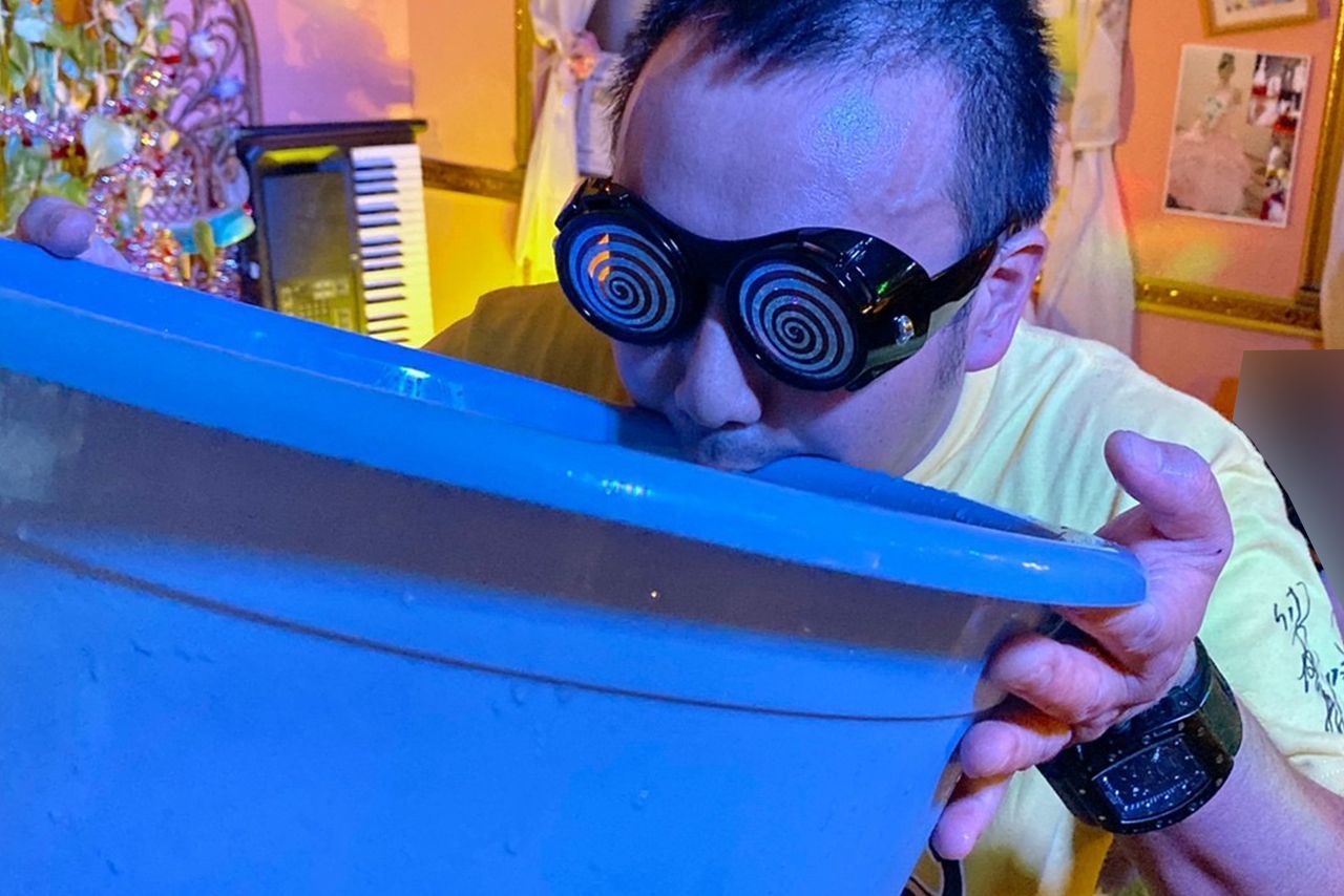 洗面器で酒を飲む木村仁容疑者（19年のハロウィーン）