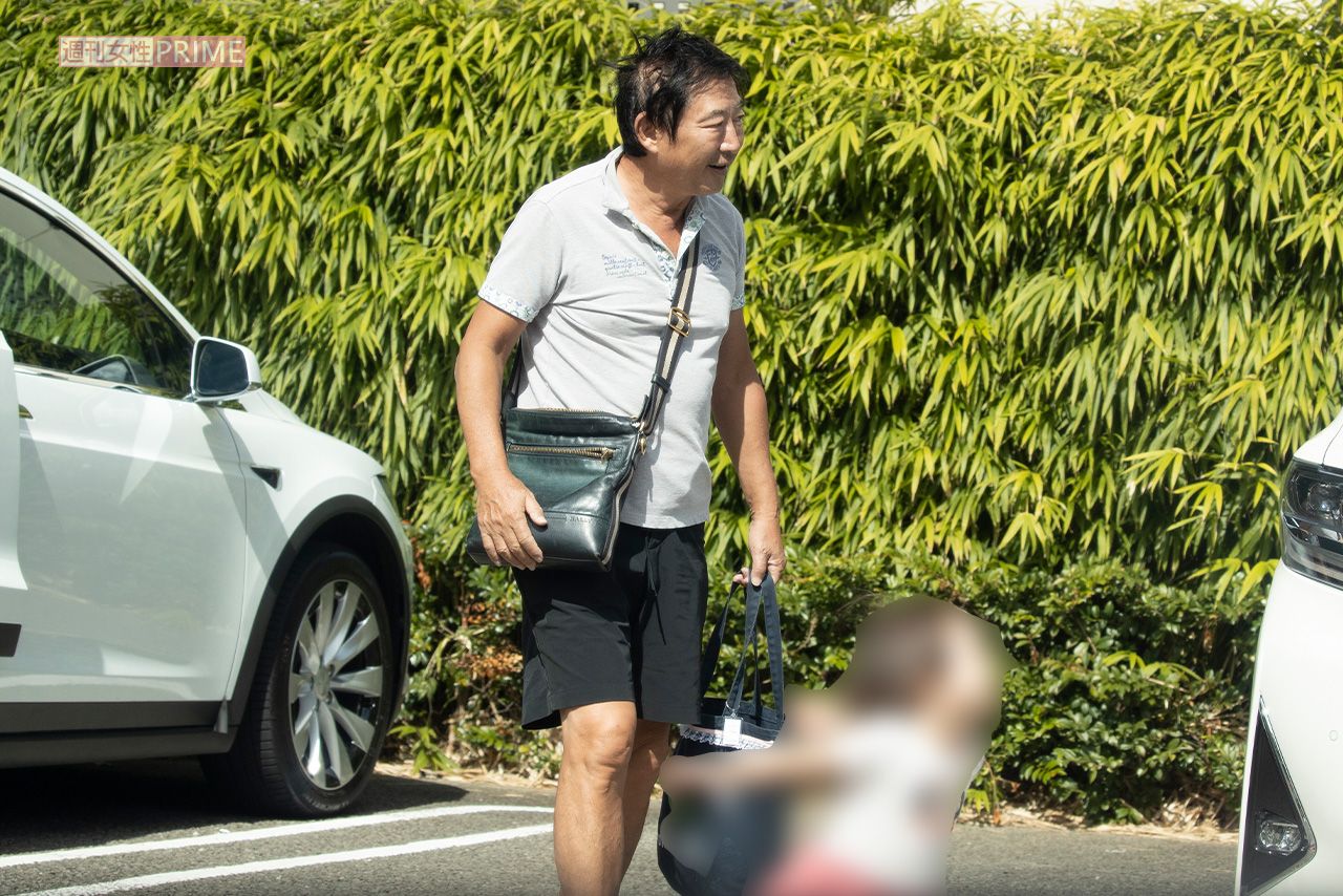 2020年9月、次女のキッズスクールの送迎にきた石田純一