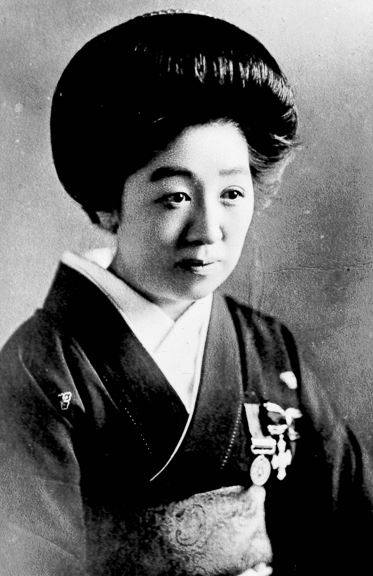 吉本せいさん。社会貢献が認められ1928年には紺綬褒章を授与された