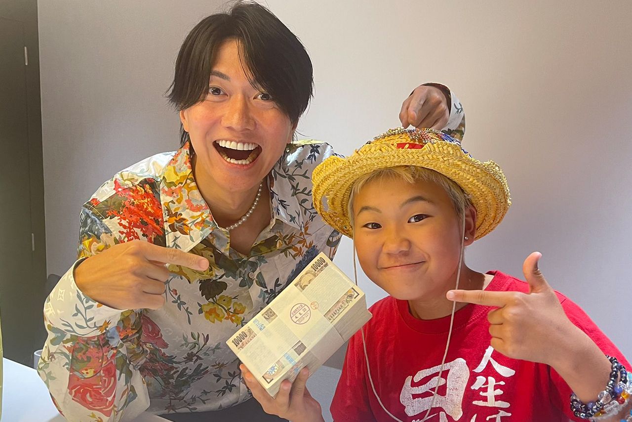 Repezen Foxxの企画に出演した際に偽物の大金を貰って喜ぶゆたぼん（YouTubeより）