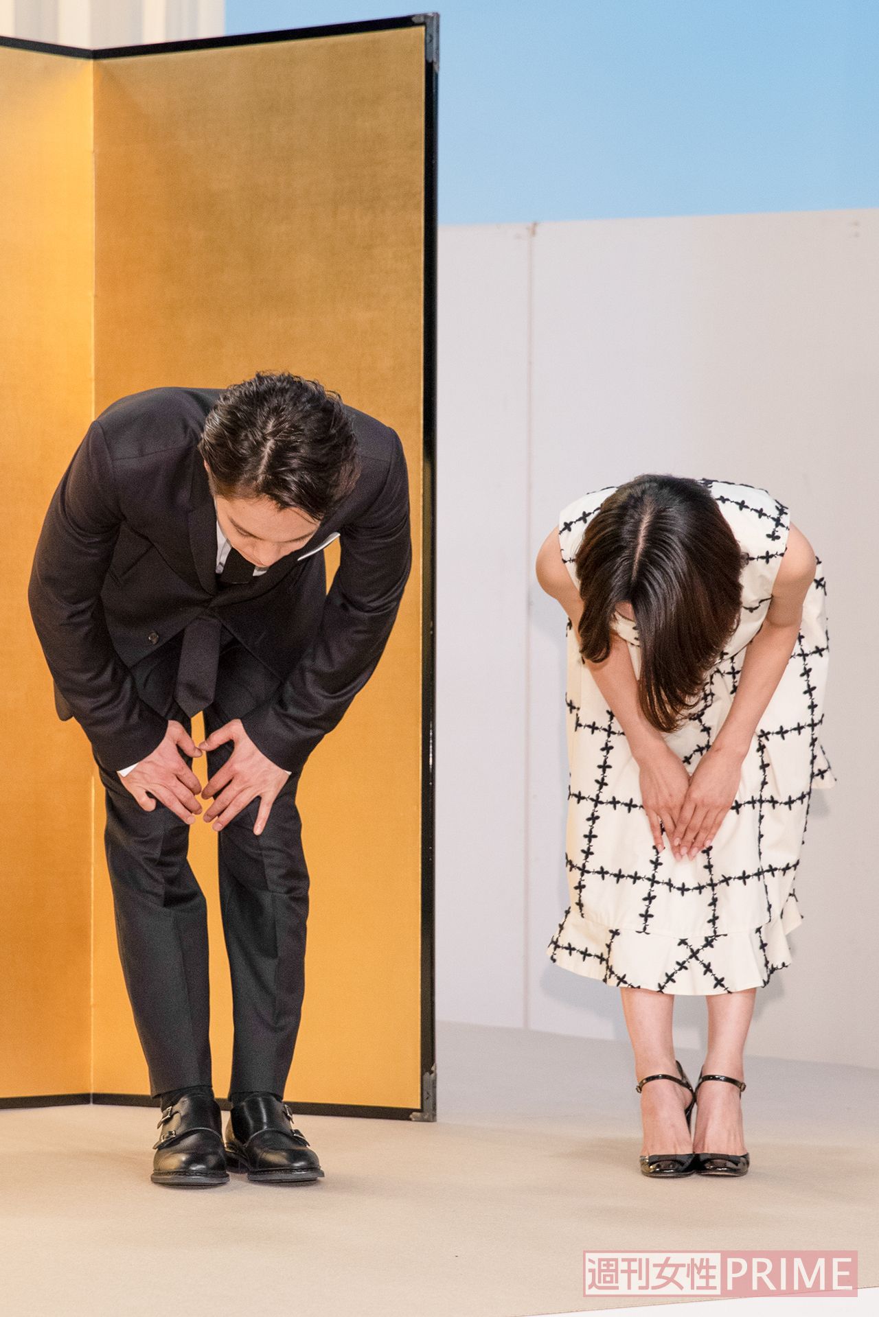 退場の際も報道陣に向かって深々とペコリ。お行儀のよすぎる夫婦に記者たちもつられてペコリ　撮影／北村史成