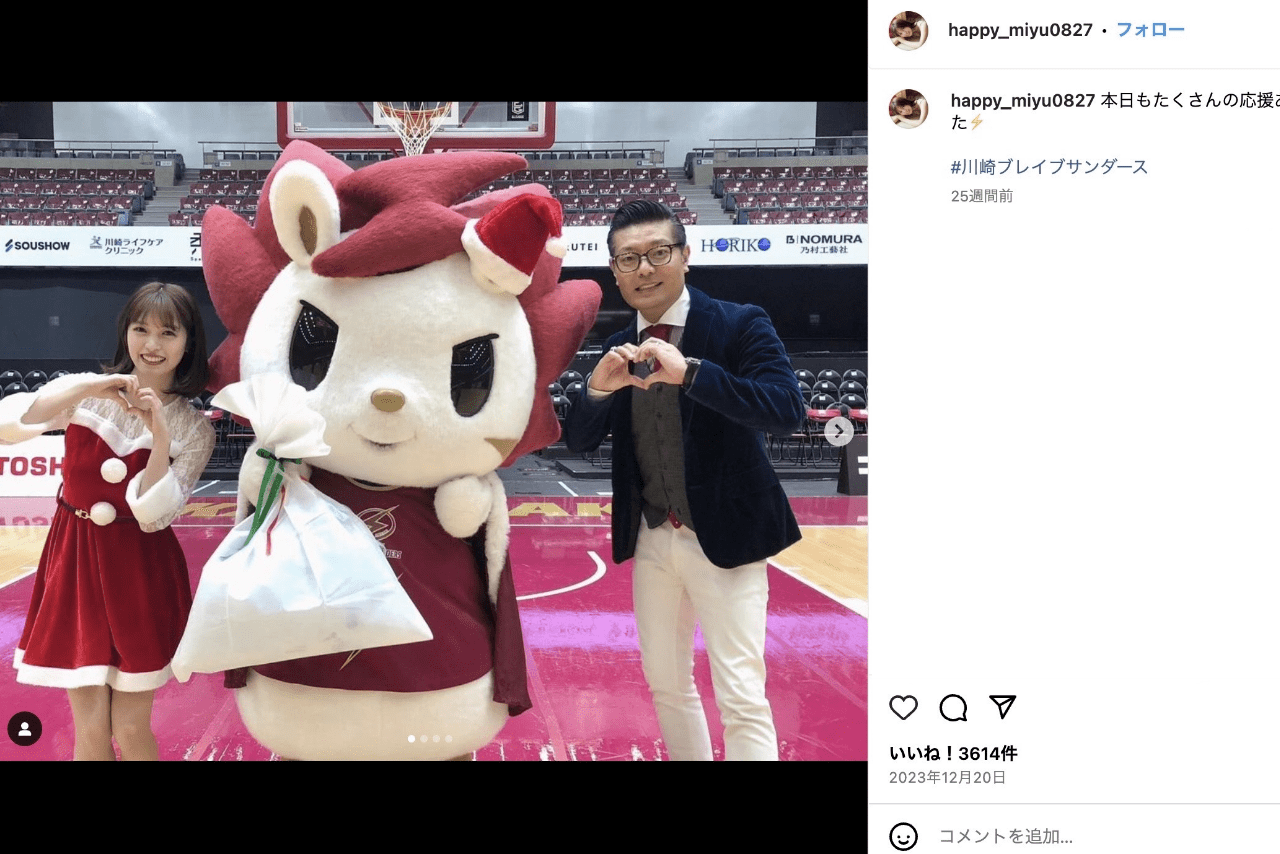 グラビアアイドル・村島未悠のサンタコス（公式インスタグラムより）