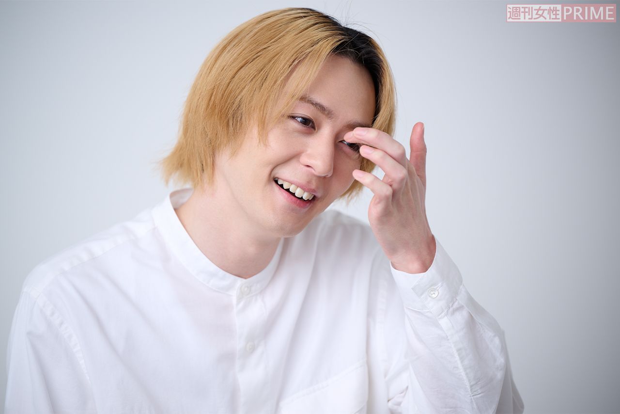 スタッフと談笑し、ふと笑顔をこぼす姿も。（撮影／渡邉智裕）