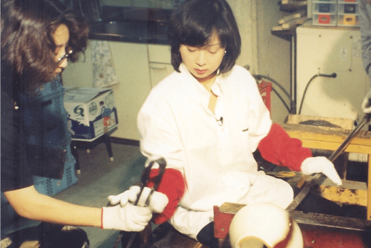 ガラス細工を制作中の風景