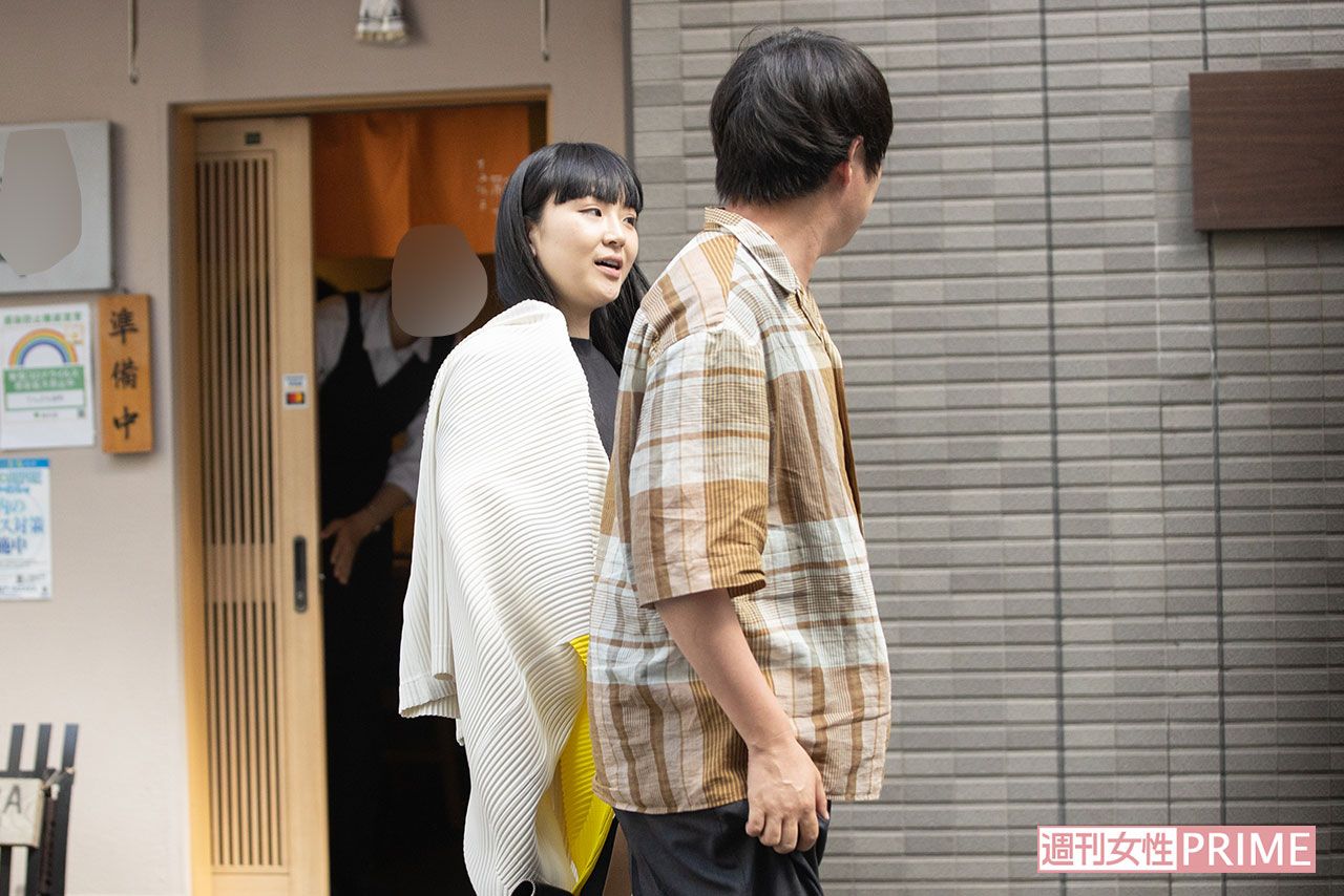 '21年5月、高級天ぷら店を後にする『ウーマンラッシュアワー』の村本大輔と松田ゆう姫