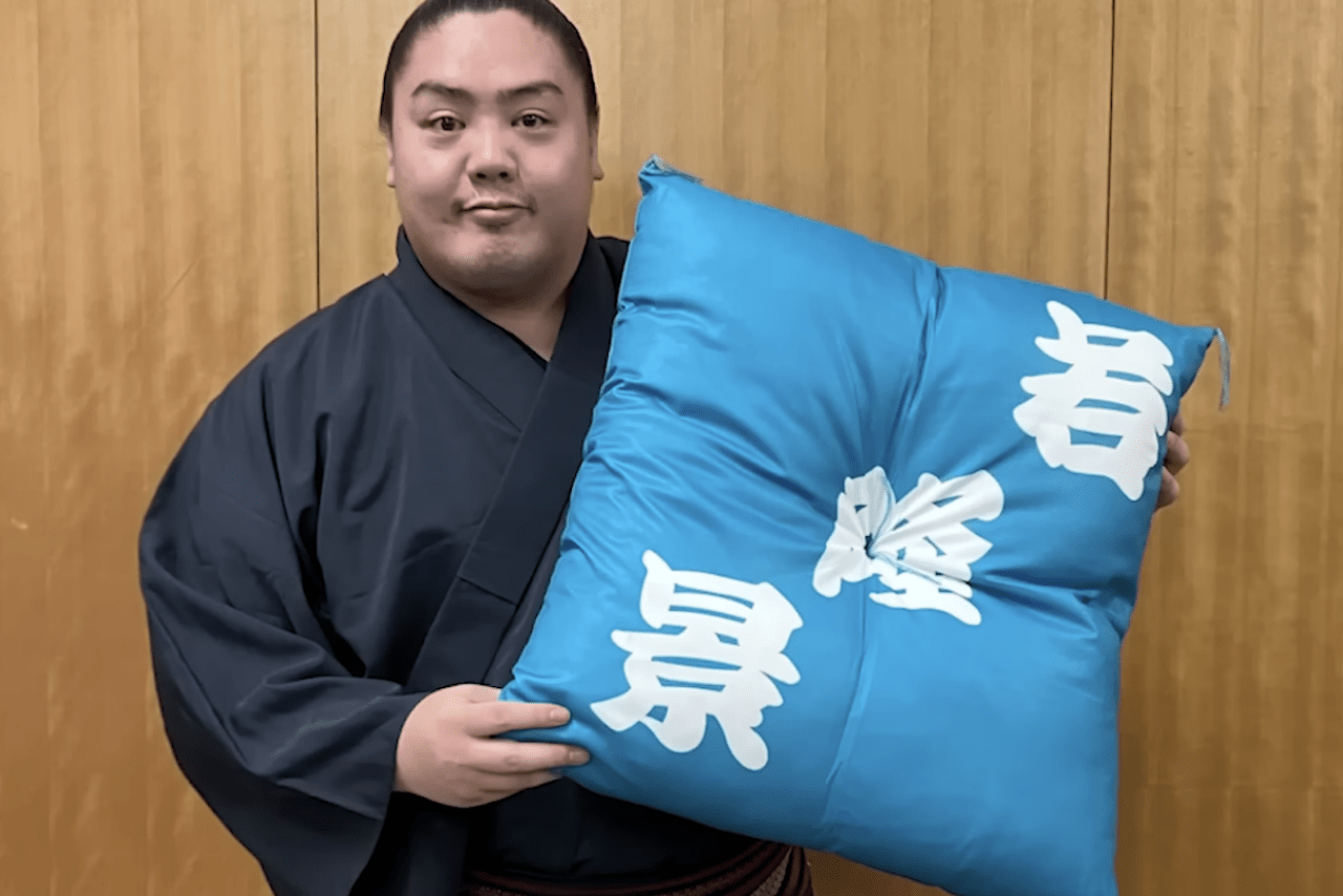 嬉しそうに若隆景グッズを紹介する一山本（日本相撲協会の公式YouTubeより）