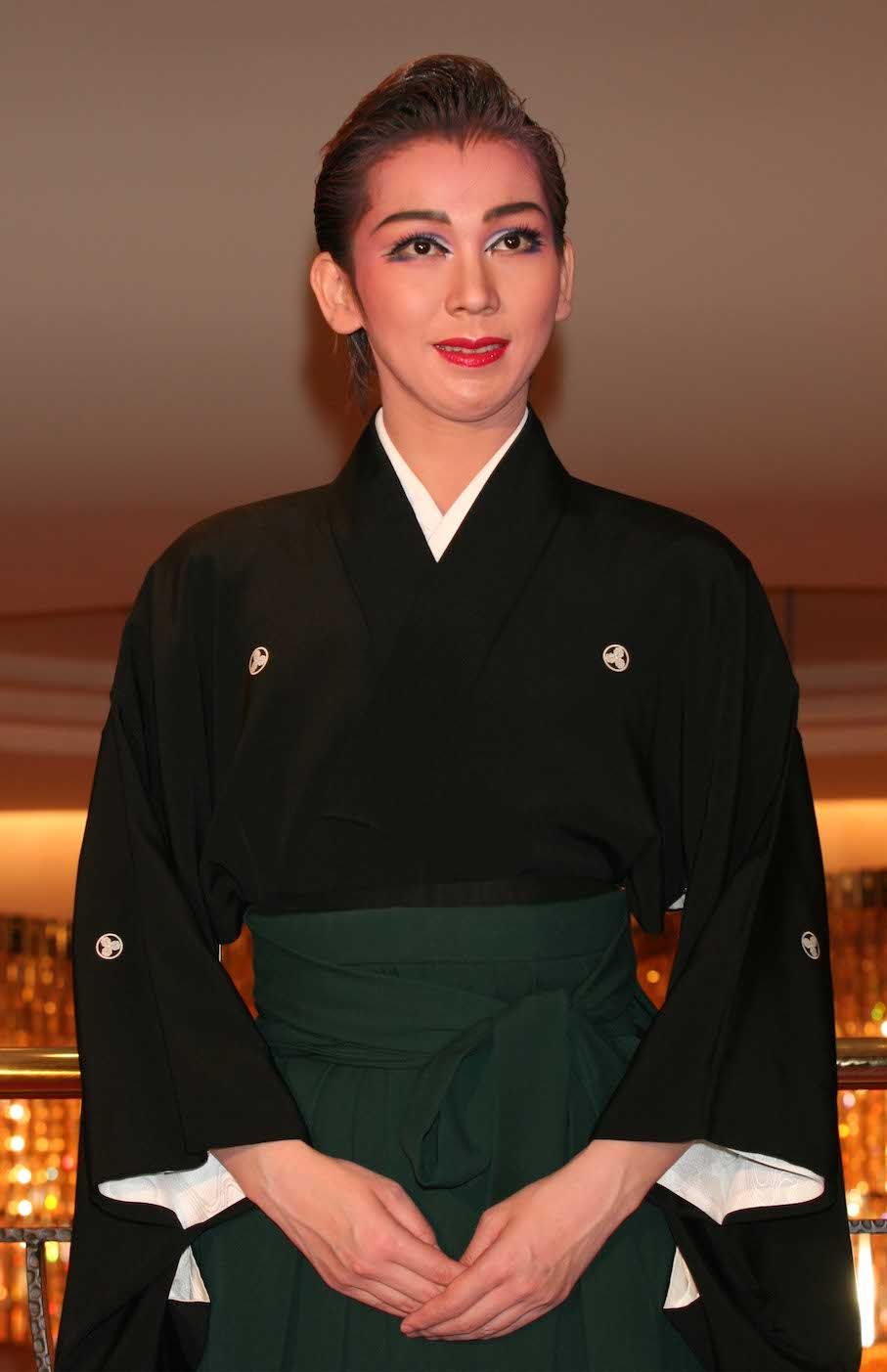 2006年11月12日、宝塚歌劇団を退団した湖月わたる。退団会見で「宝塚への愛ゆえに卒業していくのもひとつの道」と、後任へとトップの座を譲った
