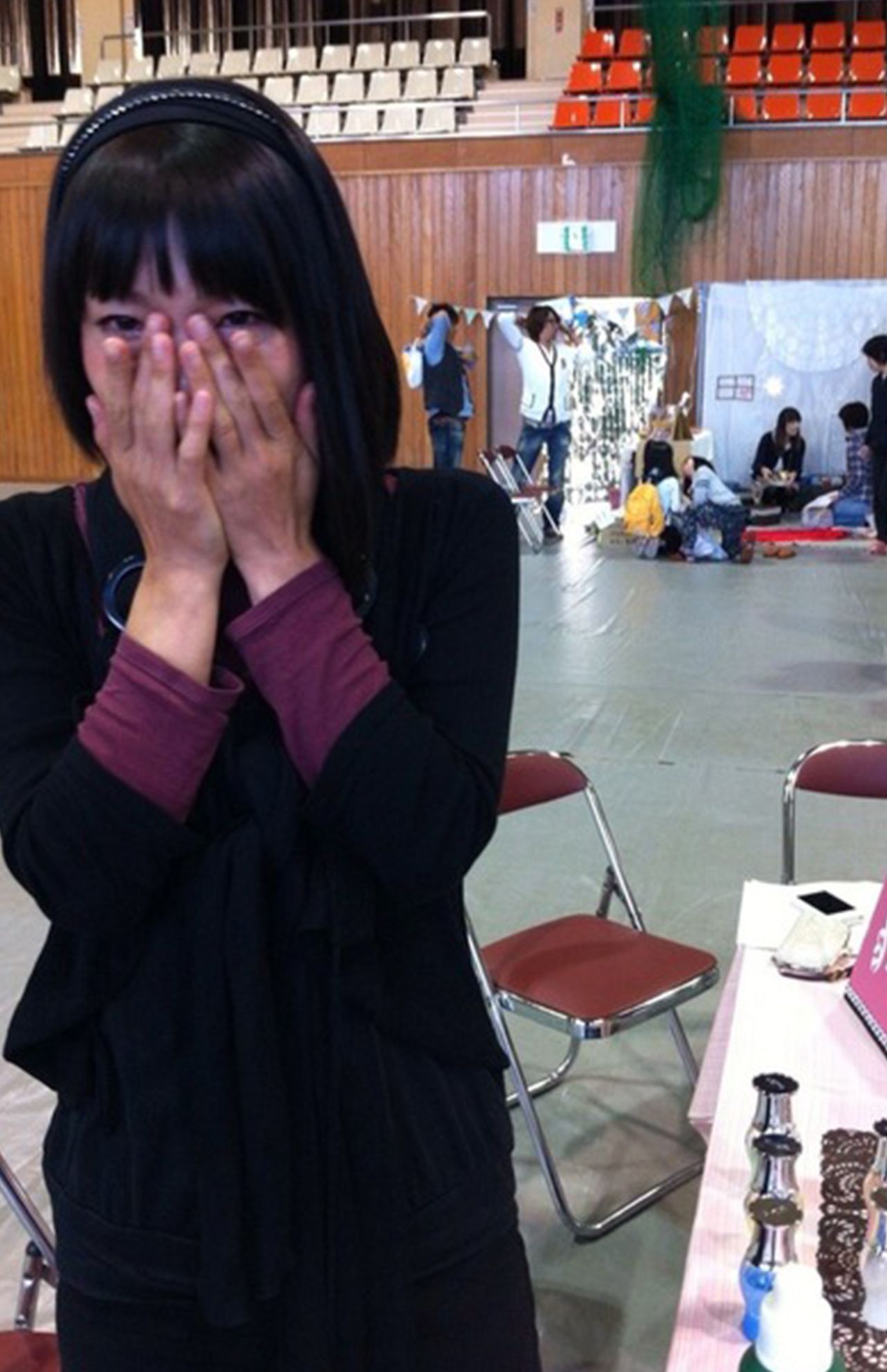 照れたように顔を覆う容疑者（麻理乃容疑者のブログより）