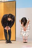 退場の際も報道陣に向かって深々とペコリ。お行儀のよすぎる夫婦に記者たちもつられてペコリ 撮影/北村史成