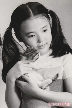 7歳で出演したテレビドラマ『パパと呼ばないで』での“チー坊”により天才子役と話題に。これで一気に知名度を上げた