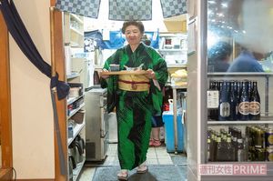 手打ち蕎麦を客席へ運ぶ冨永さん。女将として、いまなお現役だ