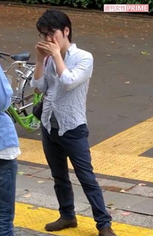 携帯で連絡を取る小室さん