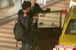 タクシーに乗り込むスピードワゴン小沢一敬（'19年）