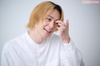 スタッフと談笑し、ふと笑顔をこぼす姿も。（撮影／渡邉智裕）