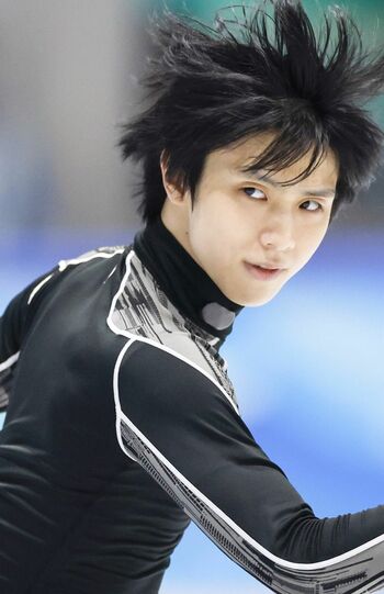 羽生結弦。氷のように透き通る肌。ツルツルすぎて、もはや顔の上で滑れるのでは？（写真／共同通信より）