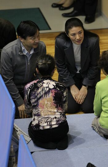 東日本大震災で避難所となった味の素スタジアムを訪れ、被災者を見舞われた両陛下（'11年4月）