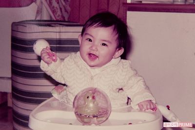 1歳ごろの佳恵さん。幼いころはおとなしく目立たなかった
