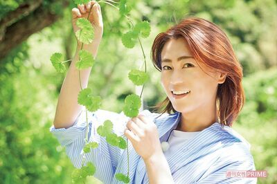 氷川きよし『趣味の園芸』収録現場に密着！カメラの前で見せた“のびのび”姿