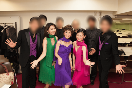 左から長女の大島花子さん、柏木さん、次女の舞坂ゆき子さん。3人で「ママエセフィーユ」というユニットで活動することも