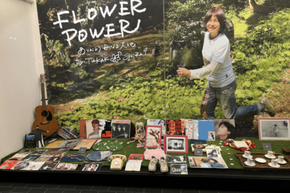 '24年に開催した「母TSUNAGU未来展2〜RockQueenの宝物」会場入り口には思い出の品々が